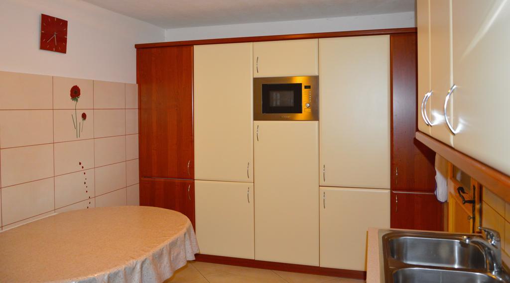 Brunarica Petric - Bela Krajina - Komarna Vas - Smucisce Gace - Semic Luaran gambar